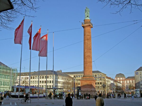 Darmstadt mit Hund: Regeln, Hundeschulen & Alltag Darmstadt: Stadtansicht im Hunde-Almanach