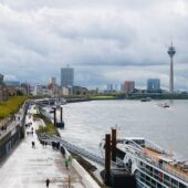 Düsseldorf mit Hund: Regeln, Hundeschulen & Alltag Düsseldorf: Stadtansicht im Hunde-Almanach