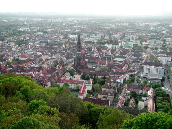 Freiburg mit Hund: Regeln, Hundeschulen & Alltag Freiburg: Stadtansicht im Hunde-Almanach