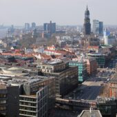 Hamburg mit Hund: Regeln, Hundeschulen & Alltag Hamburg: Stadtansicht im Hunde-Almanach