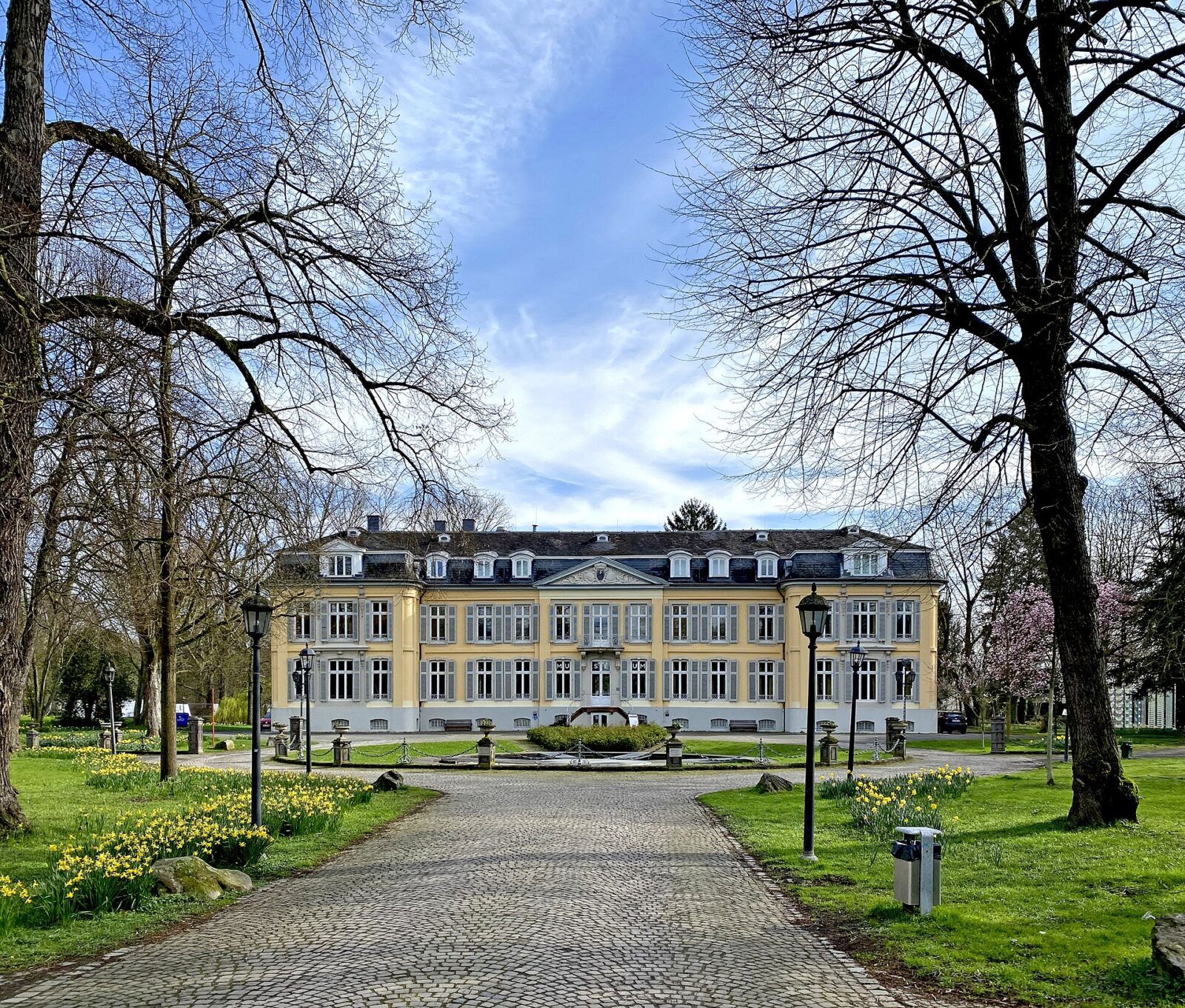 Leverkusen: Stadtansicht im Hunde-Almanach