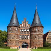 Lübeck mit Hund: Regeln, Hundeschulen & Alltag Lübeck: Stadtansicht im Hunde-Almanach