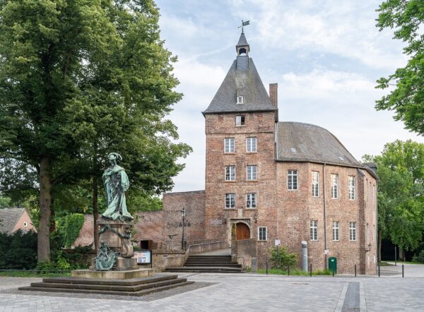 Moers mit Hund: Regeln, Hundeschulen & Alltag Moers: Stadtansicht im Hunde-Almanach