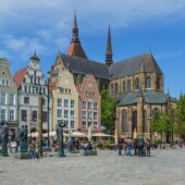 Rostock mit Hund: Regeln, Hundeschulen & Alltag Rostock: Stadtansicht im Hunde-Almanach