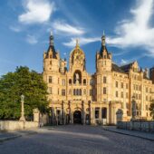 Schwerin mit Hund: Regeln, Hundeschulen & Alltag Schwerin: Stadtansicht im Hunde-Almanach