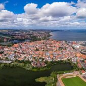 Stralsund mit Hund: Regeln, Hundeschulen & Alltag Stralsund: Stadtansicht im Hunde-Almanach