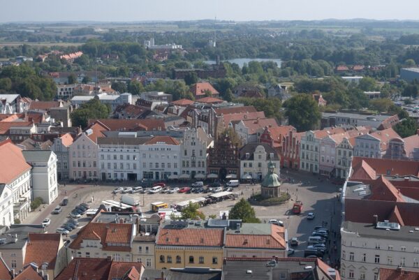 Wismar mit Hund: Regeln, Hundeschulen & Alltag Wismar: Stadtansicht im Hunde-Almanach