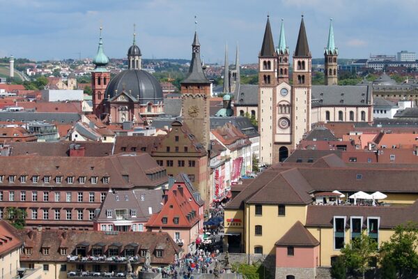 Würzburg mit Hund: Regeln, Hundeschulen & Alltag Würzburg: Stadtansicht im Hunde-Almanach